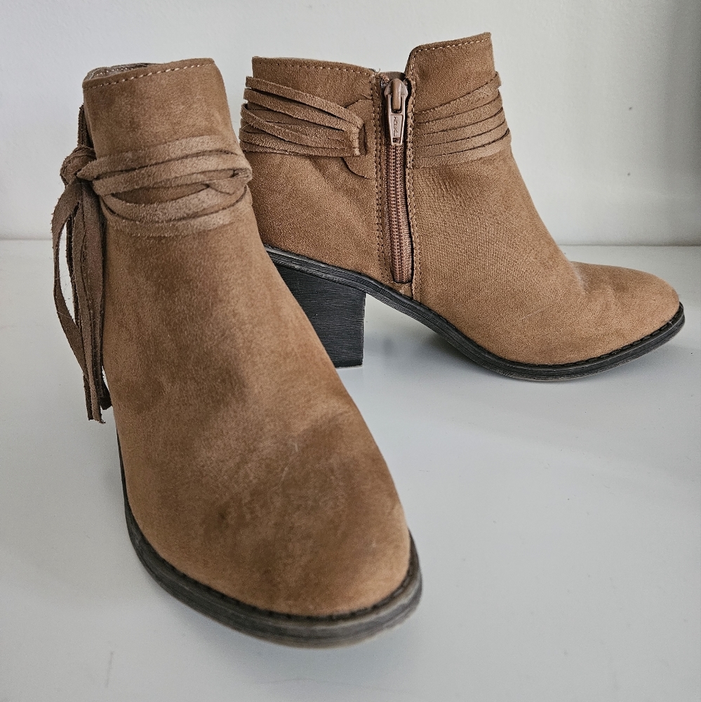 Brown ankle boots with fringe.